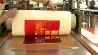 Matute Estampando Una De Sus Xilografías A Cuatro Colores. Printing A Four Color Woodcut.