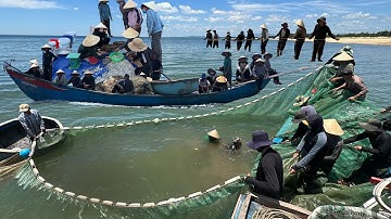 Vissers in het dorp Xuan Hoa Parish worstelen met het binnenhalen van hun netten in de middagzon ...