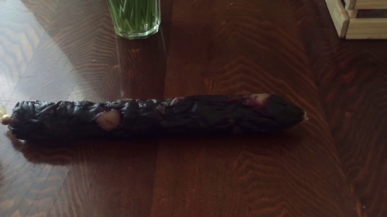 колбасные шкурки. лайфхак с колбасой и пленка. путеводитель по здоровому рациону мария кардакова. плесень на конской колбасе. как легко почистить колбасу.