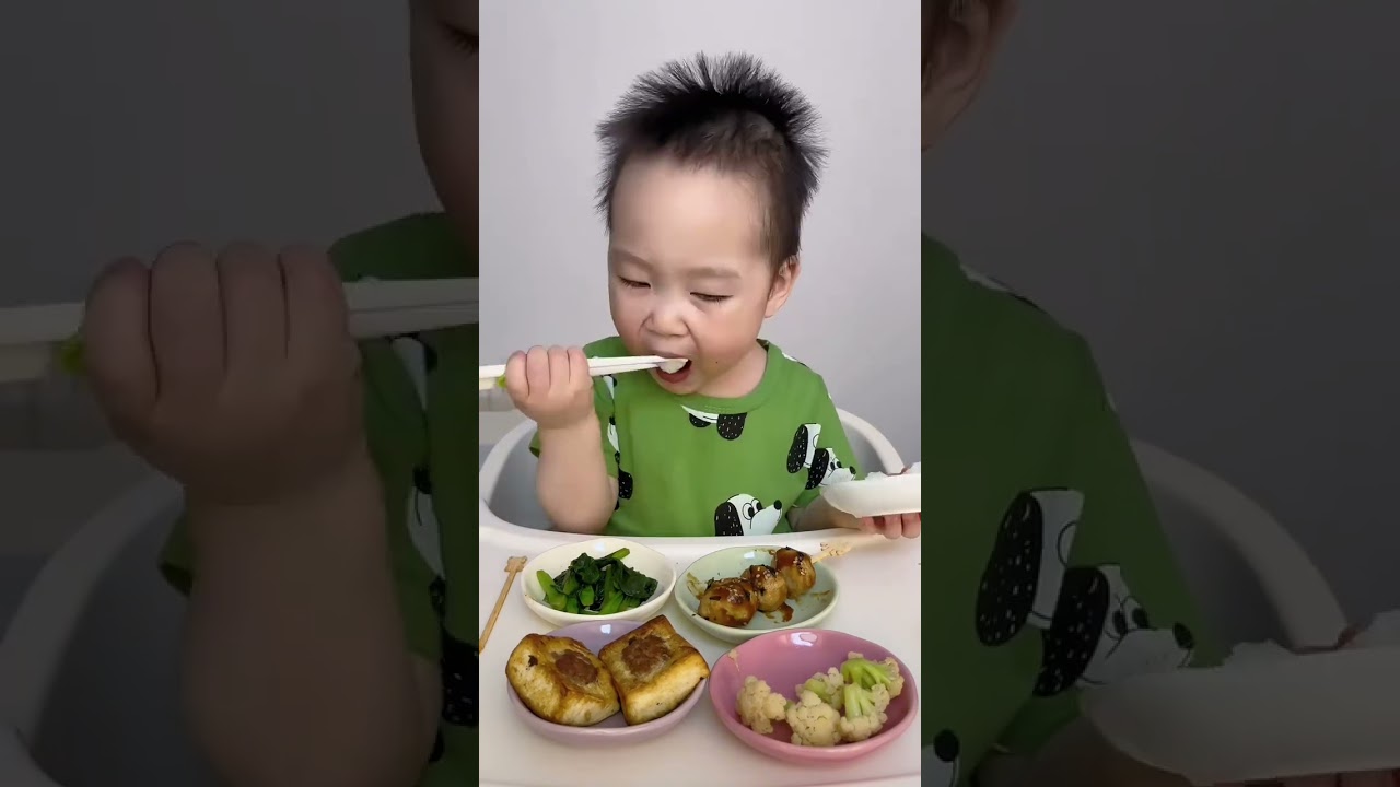发型可以摆烂，吃饭必须认真，米粒休想逃 #寶寶吃飯 #小吃貨的日常