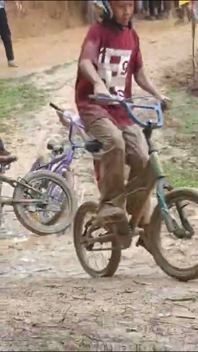 BANYAK YANG JATUH KARENA LICINNN - LOMBA BALAP SEPEDA ANAK2