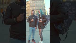 Chica De Pelo Azul Muestra Su Amor Por...