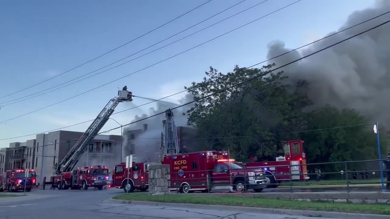 Kansas City, Missouri, firefighters battle blaze Tuesday night - YouTube