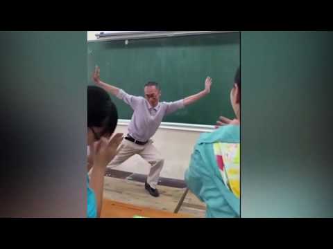 Video Thầy giáo múa phụ họa cho học sinh hát bài Bụi Phấn - youtube