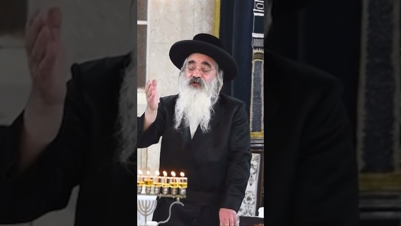 מעמד שריפת הפתילות בחצר הקודש לעלוב ירושלים. (צילום שוקי לרר)
