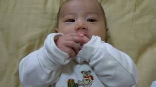 20091219 寶寶狂愛小雞腿