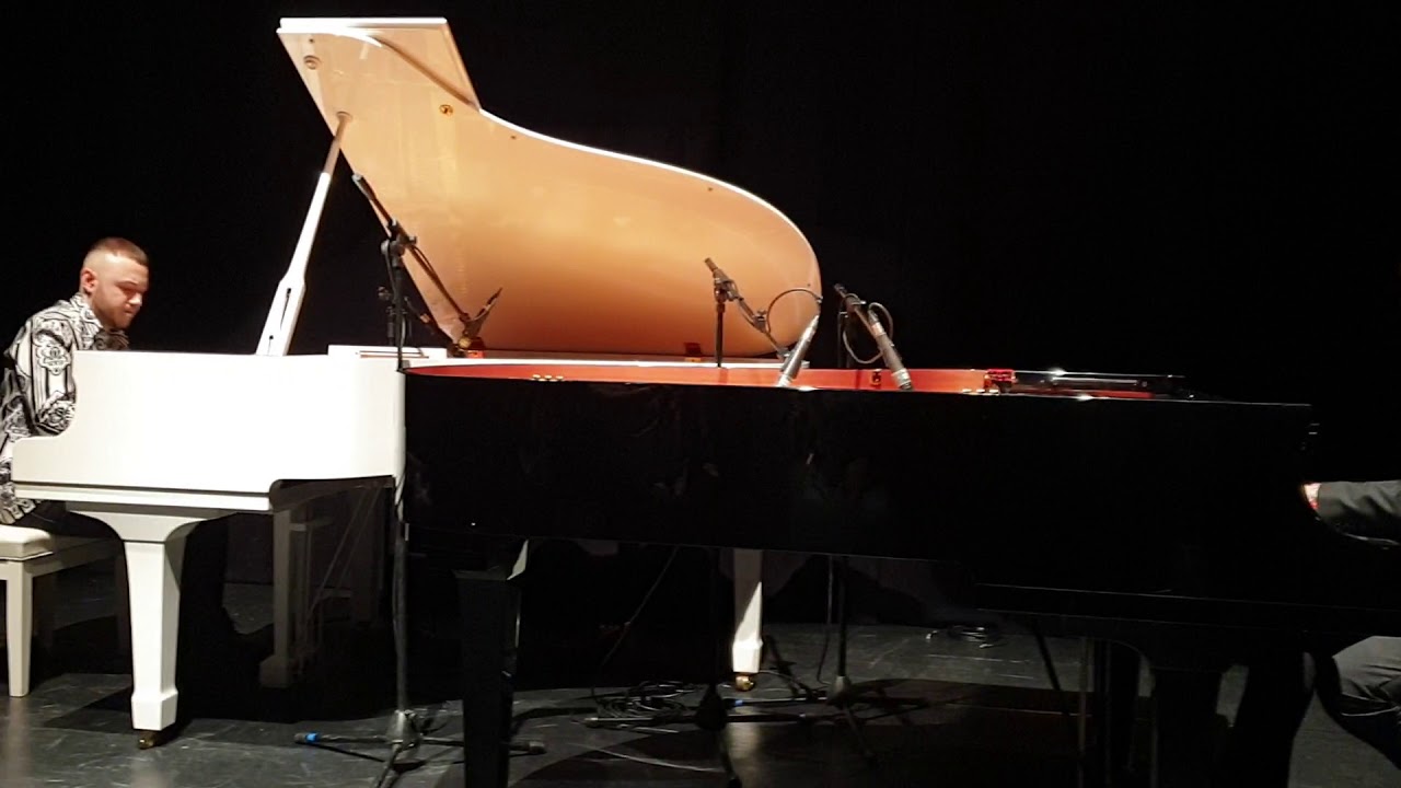 Lazza suona al Pianoforte con il suo Maestro Conferenza