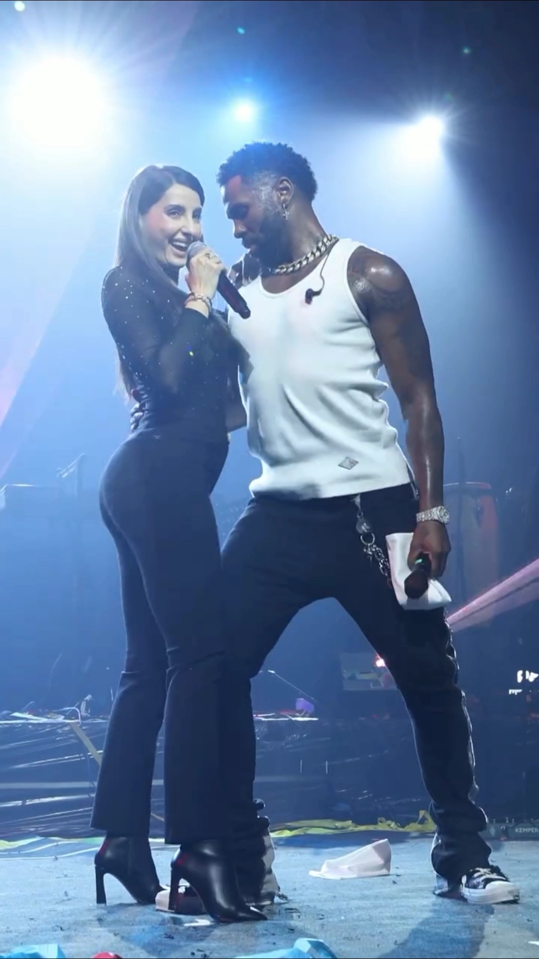 #norafatehi 's sizzling impromptu stage moment with #jasonderulo ? #filmykalakar