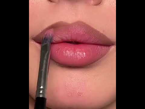 Видео: Как сделать губы более полными с помощью макияжа: 10 шагов (с рисунками)