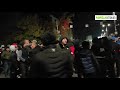 Митингующие отправились вверх по пр. Манаса. Дружинники противостоят им