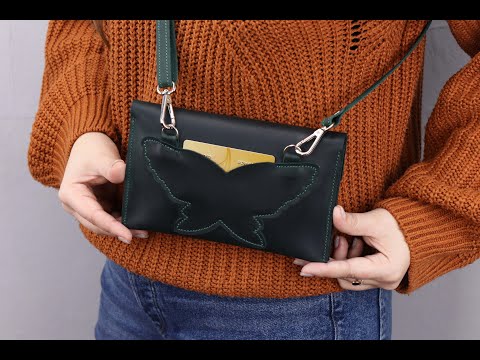 Шкіряна стильна жіноча міні сумка з плечовим ремінцем/ Зелена сумочка клатч через плече з гравіюванням, видео 1