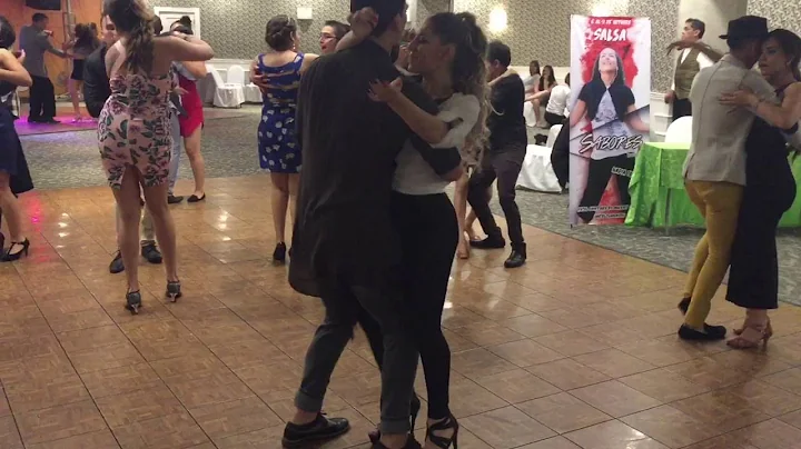 Karen y Ricardo bailando Bachata en el social del ...