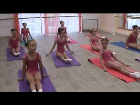 Learn the best class ballet beginner girls and stretch / Aula de alongamento para meninas inciantes