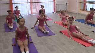 Learn the best class ballet beginner girls and stretch / Aula de alongamento para meninas inciantes