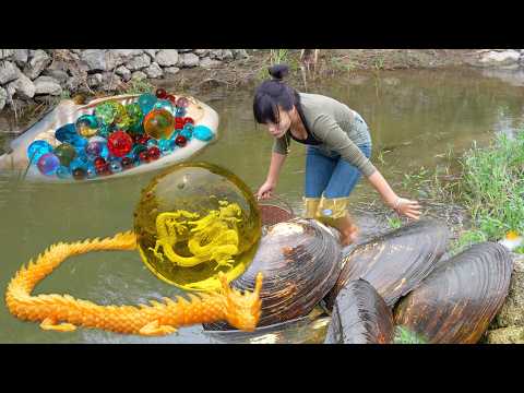 🔥🔥 Sharp‑eyed explorer searches muddy river beds for pearls protected by silent deadly snakes