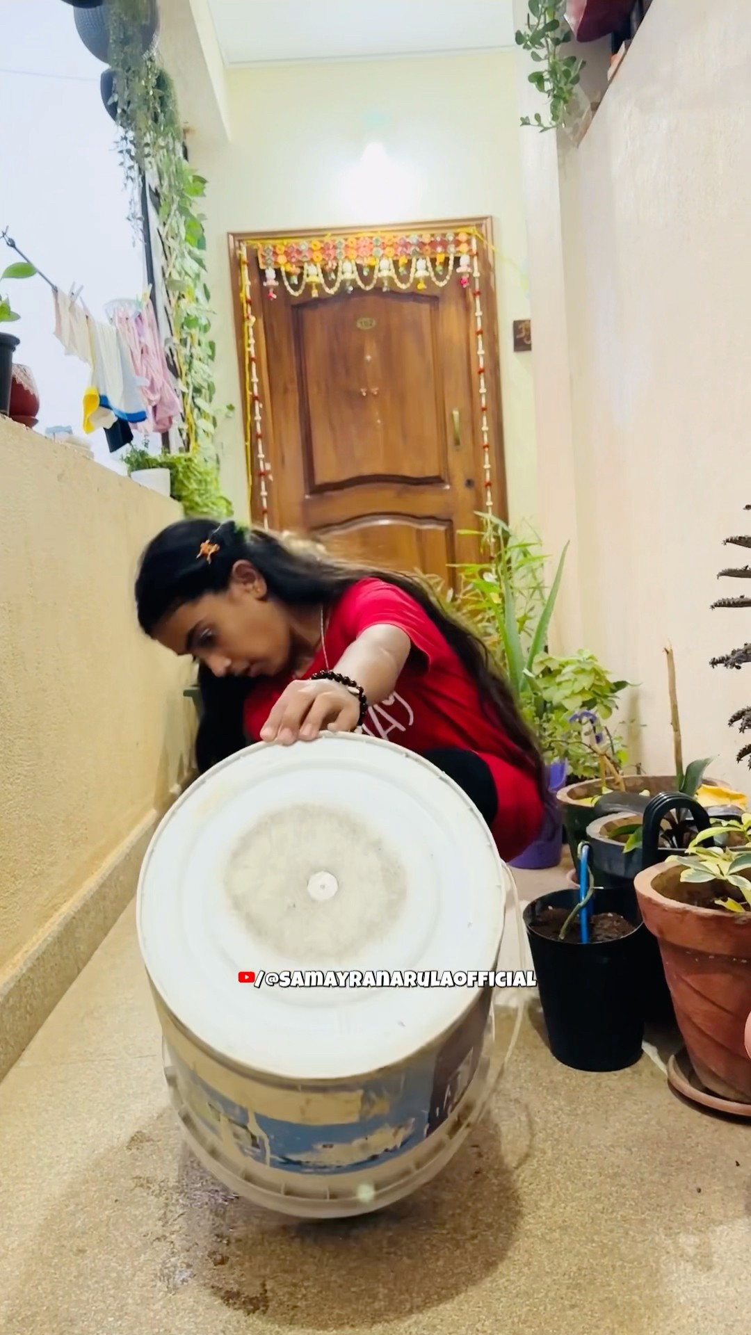 Aisa kya hai इस बाल्टी के नीचे???? #funny #shorts #samayranarula #viralvideo #funnyvideo