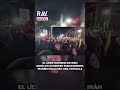 EL LÍDER SUPREMO DE IRÁN SIGUE SIN APARECER PUBLICAMENTE; IRANÍES ESCUCHAN UNA PANTALLA