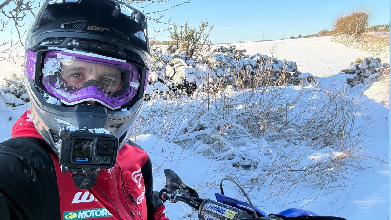 Тестирование шин Dunlop Extreme Enduro в условиях сильного мороза и снега в Великобритании.