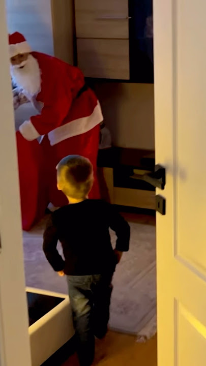 Moș Crăciun surprins punând cadouri sub brad #copiii  #moscraciun  #craciun