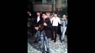 Suvarlı Ömer Halayın Ortasında Çalıyor.