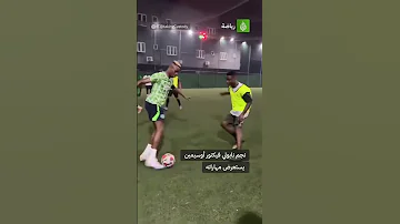 النيجيري فيكتور أوسيمين نجم نادي نابولي يستعرض مهاراته 