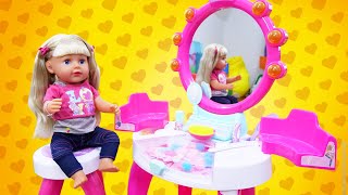 Barbies Friseursalon. Spielspaß mit Baby Born. Barbie Video.