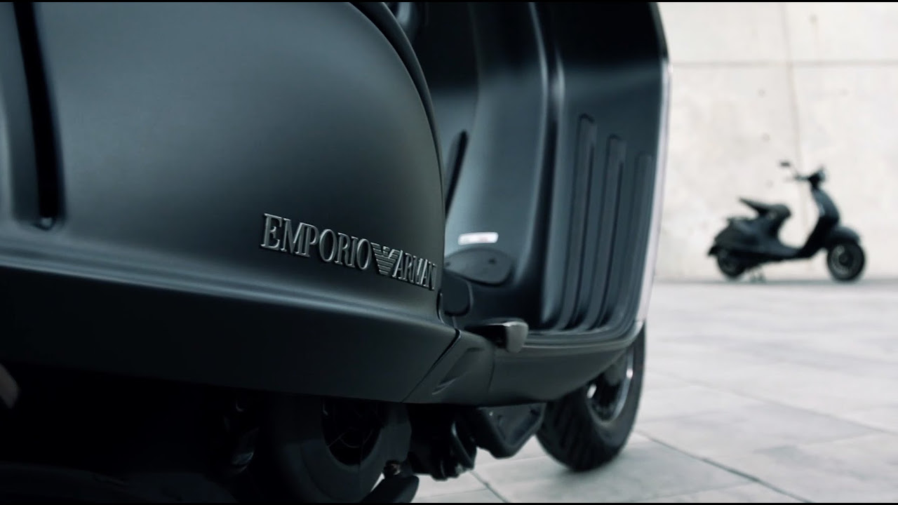 Vespa 946 Emporio Armani - youtube
