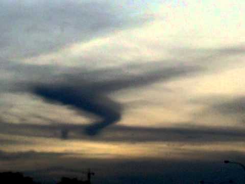 Nama ALLAH terukir di awan biru.