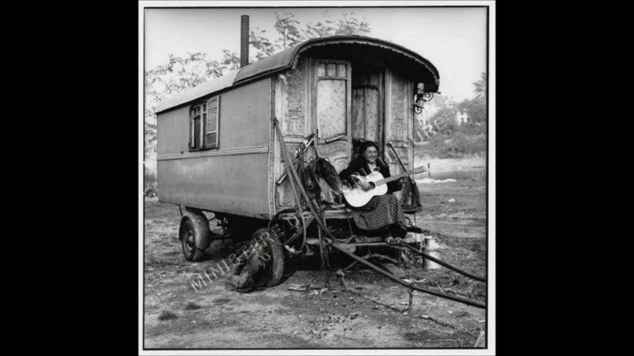 le gitan devant la petite chapelle