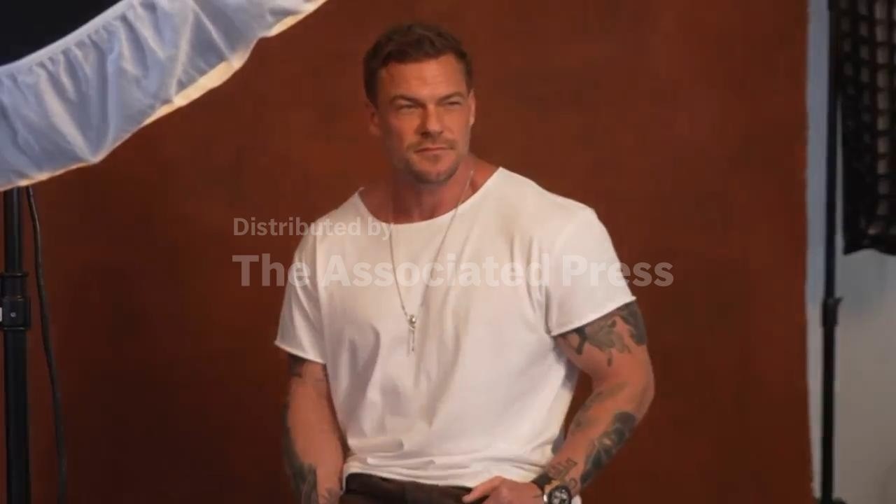 Alan Ritchson, Keegan-Michael Key, Lana Condor, more pose at Comic-Con