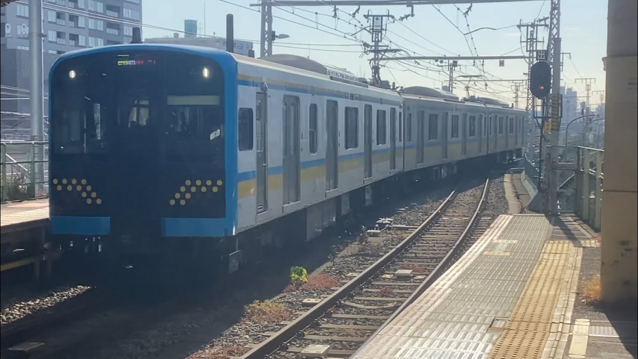 E131系1000番台T1編成が鶴見駅に入線するシーン