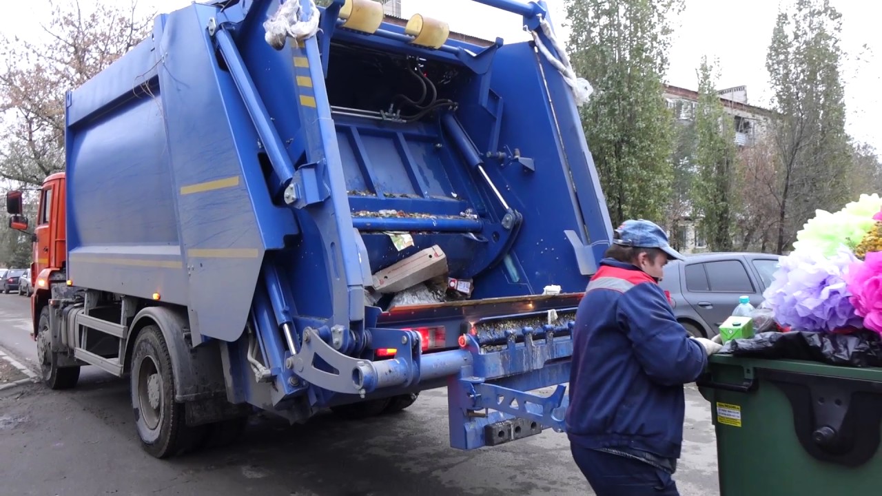 работник мусоровоза. водитель мусоровоза. грузчик на мусоровоз. работа мусоровоза вахта. транспорт на предприятии.
