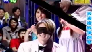 JJ 林俊杰在 Hebe 面前表演蒙眼弹钢琴.avi