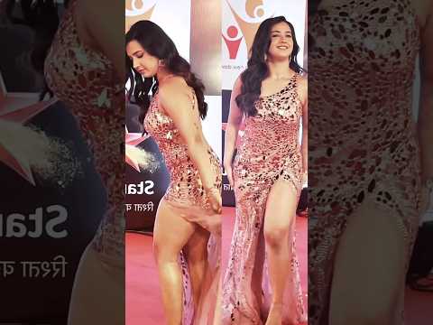 Roshni Walia apni outfit me uncomfortable lag rahi hai? | Bollywoodlogy | Honey Singh Songs