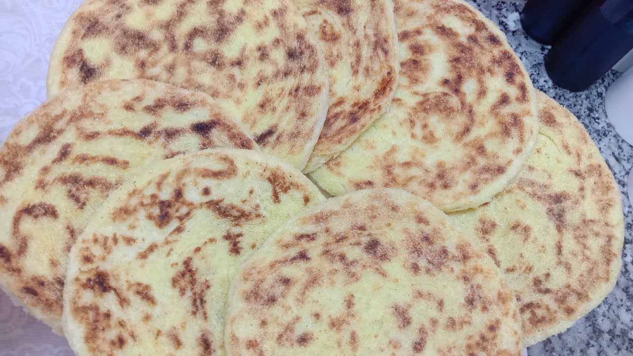 كيكة بالشكلاط معلكة بالكريمة اللي كنديرو ليها + ملوي مخمر بالسميدة ، كايجي كيحمق .