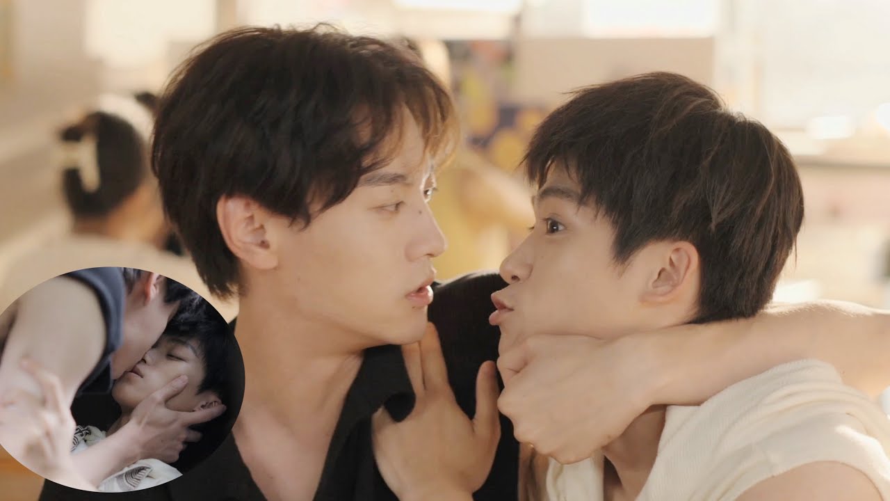 Нижний демонстрирует нижнее белье, чтобы соблазнить верхнего,а тот затаскивает его в машину и целует