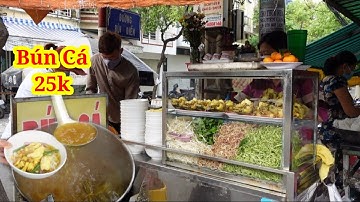 Xe Bún Cá Lóc chuẩn vị Châu Đốc giá 25k đông khách trên vỉa hè Sài Gòn