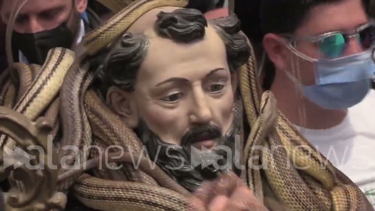 Cocullo, torna la Festa dei Serpari. In ottomila tra serpenti e canti hanno omaggiato San Domenico