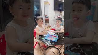 Hai Em Bé Chăm Học