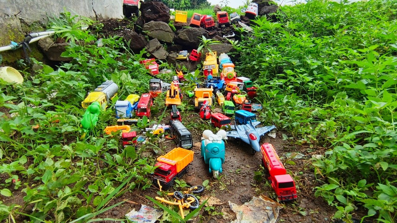 Menemukan Banyak Mainan Mobil Mobilan Truk, Truk Pasir, Mobil Molen, Excavator, Sepeda Motor 
