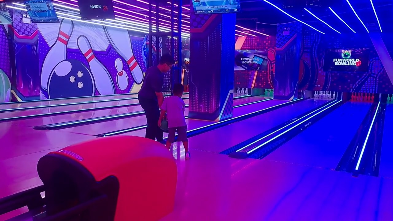 Belajar main bowling yuks teman... Subscribe ya temanss😊