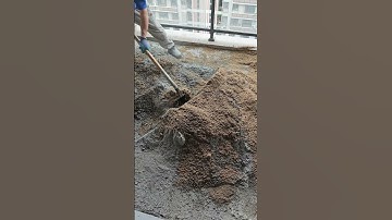 The process of mixing cement mortar by hand. Good tools to improve work efficiency