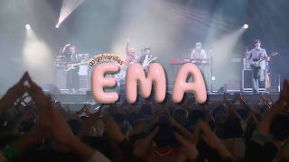 Download lagu 귀엽기만 하면 안 되나요?｜go!go!vanillas - EMA (고고바닐라즈 - エマ)｜[LIVE] 한글 자막