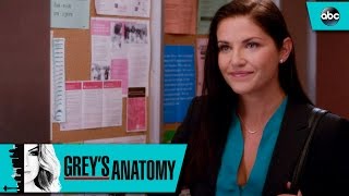Looks like someone might have a new love interest! the newest doctor
to grey sloan memorial flirts with arizona robbins. watch this scene
from season 13, epi...