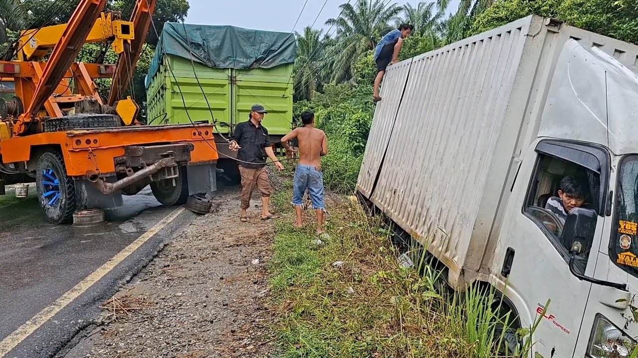 EVAKUASI-supir truk menolak pemberian duet truk dan derek suara rantai lepas semua terkejut