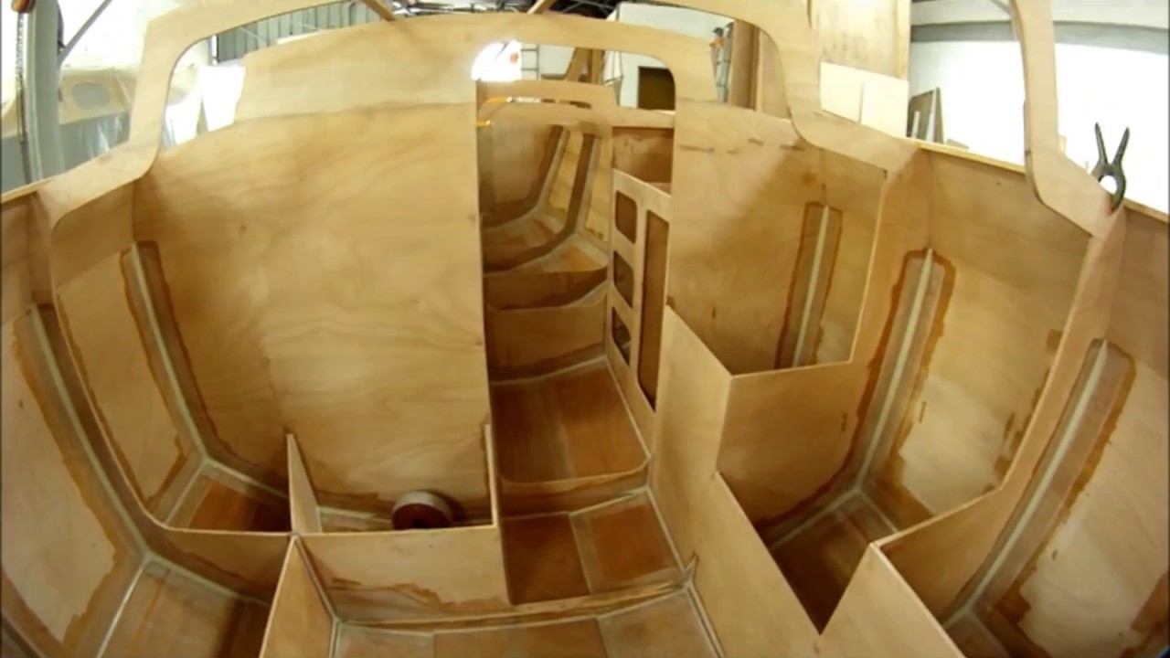 2014 mai.  Fabrication de la coque bois CP EPOXY. Visite au chantier.