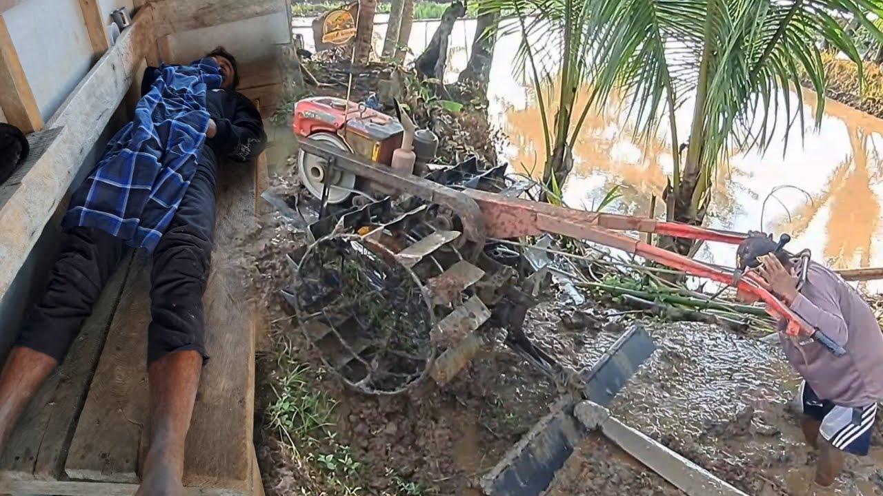 Kang Robby masih tidur...!! Abah yang mengoprasikan traktor - YouTube