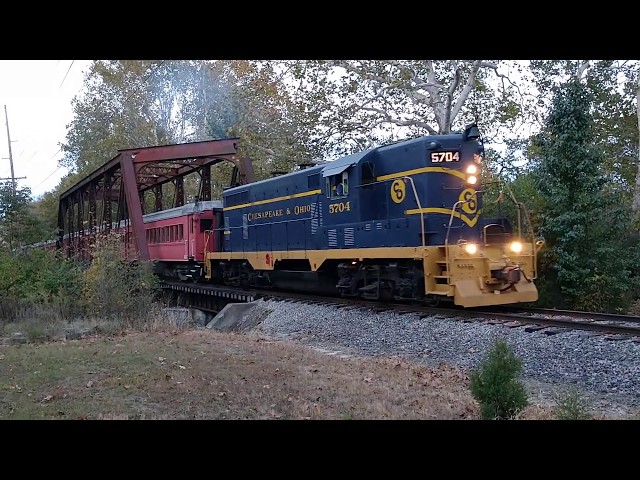 Chesapeake & Ohio GP-7 #5704 (part 1) - YouTube
