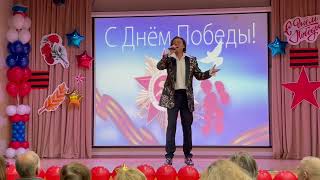 Прохор Шаляпин поздравляет москвичей с Днем Победы.