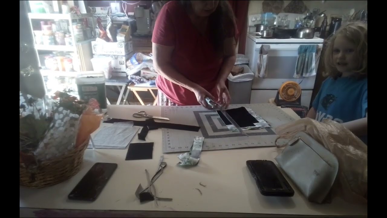 Make a little black bag and moor Sandy Workman